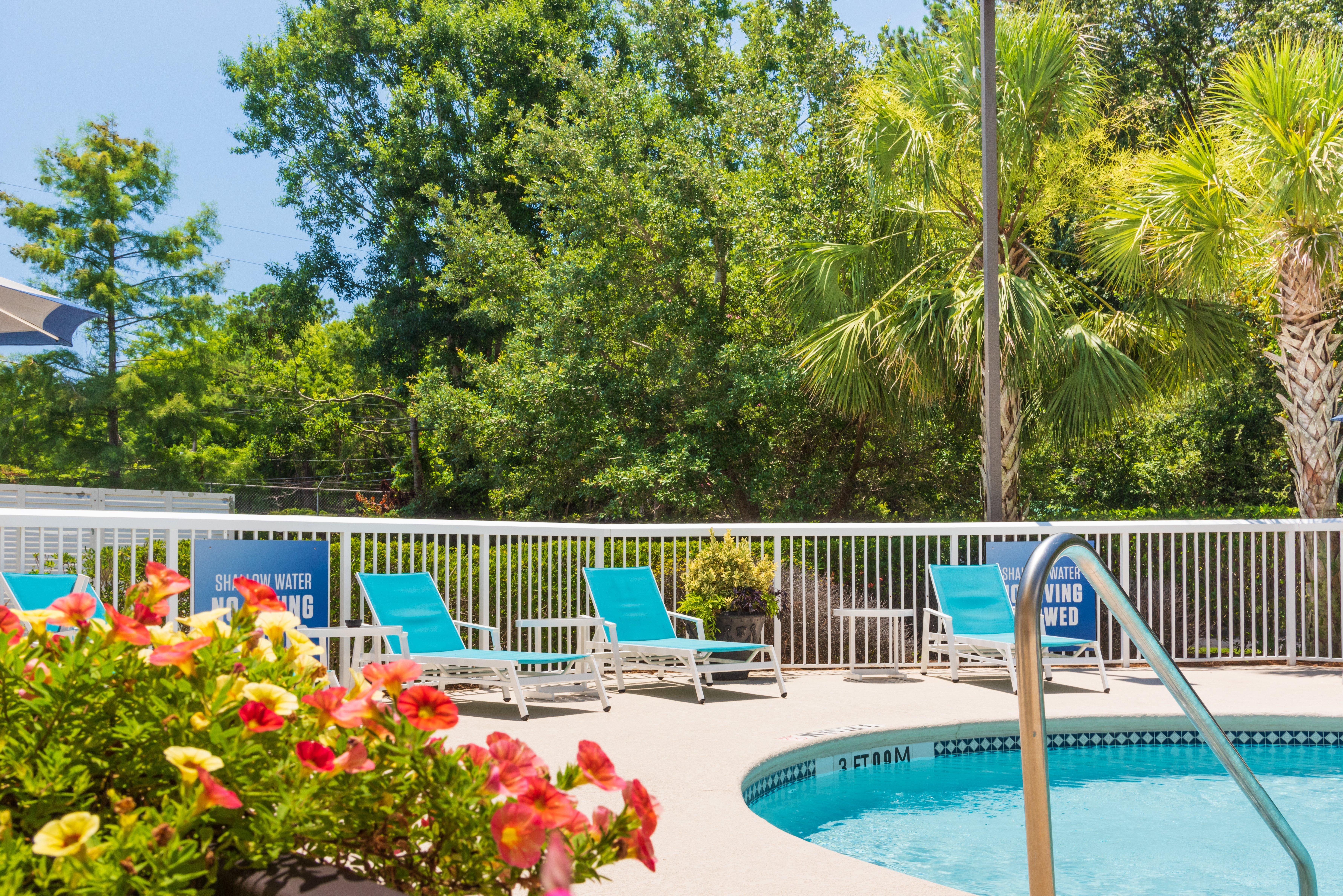 Holiday Inn Express Charleston Us Highway 17 & I-526 By Ihg Exterior photo