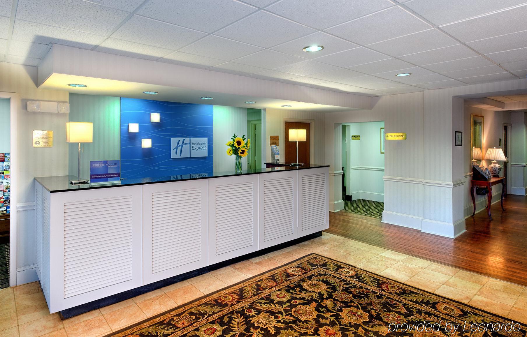 Holiday Inn Express Charleston Us Highway 17 & I-526 By Ihg Interior photo