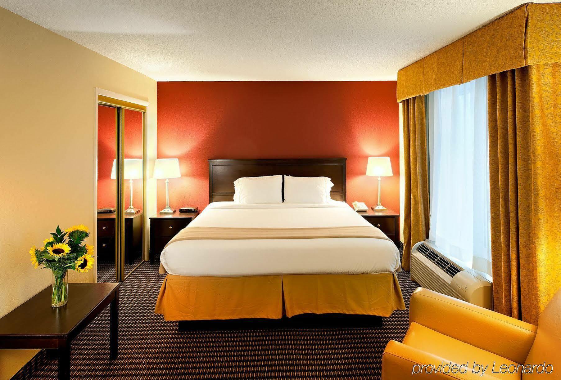 Holiday Inn Express Charleston Us Highway 17 & I-526 By Ihg Exterior photo